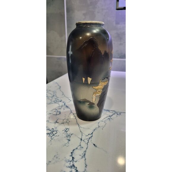 Black and Gold Vase With Asain Motif - Picture 13 of 13